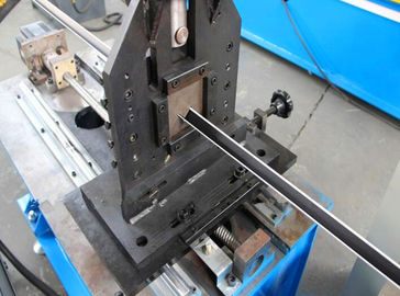 A moldação pequena do aço lamina a formação da máquina com sistema de corte automático