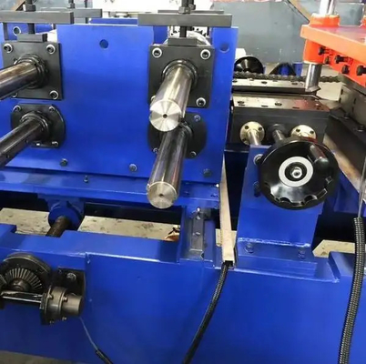 Máquina de moldagem de rolos de revestimento de painéis de parede com erro de corte de mais de 1 mm