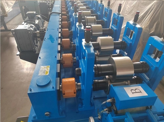 Máquina de moldagem de rolos flashing de borda projetada por especialistas para produção óptima de borda de gotejamento