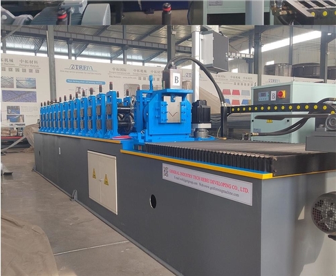 Máquina de moldagem de rolos flashing de borda projetada por especialistas para produção óptima de borda de gotejamento