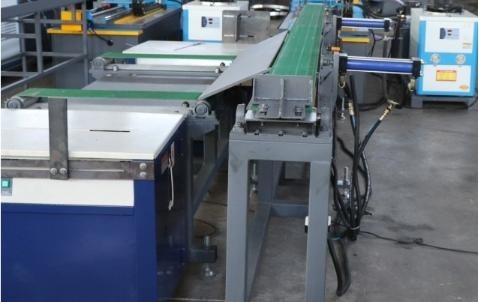 Máquina de moldagem de rolos flashing de borda projetada por especialistas para produção óptima de borda de gotejamento