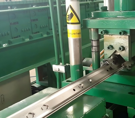 Máquina de formação de rolos de prateleira de alta velocidade com servo alimentador e punção hidráulica