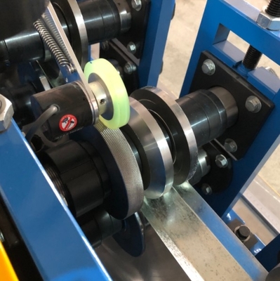 Máquina de moldagem de rolos de perfis de U de metal com furos de rolagem