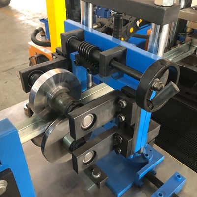 Máquina de moldagem de rolos de perfis de U de metal com furos de rolagem