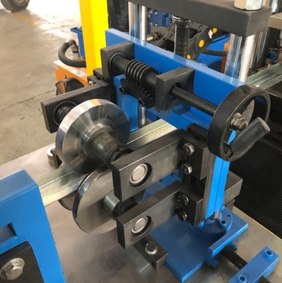 Máquina de moldagem de rolos de perfis de U de metal com furos de rolagem