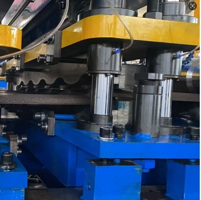 Máquina para revestimento de telhados de telhas metálicas