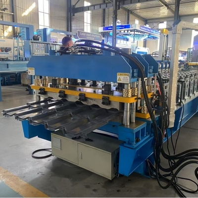 Máquina para revestimento de telhados de telhas metálicas