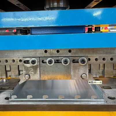 Máquina de fabricação de perfis de painel traseiro de prateleira de metal do supermercado