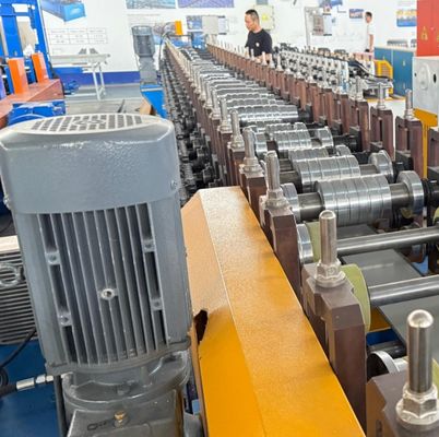 Máquina de laminar de formação com tampa de cresta ajustável em largura