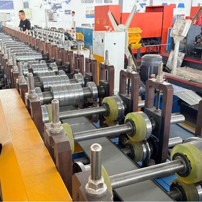 Máquina de laminar de formação com tampa de cresta ajustável em largura